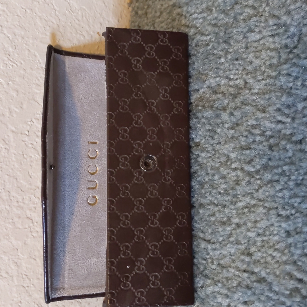 ❤️Gucci glass case w/ cleaning cloth